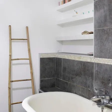 Charming Parisian Just Steps From Montmartre Appartement Parijs