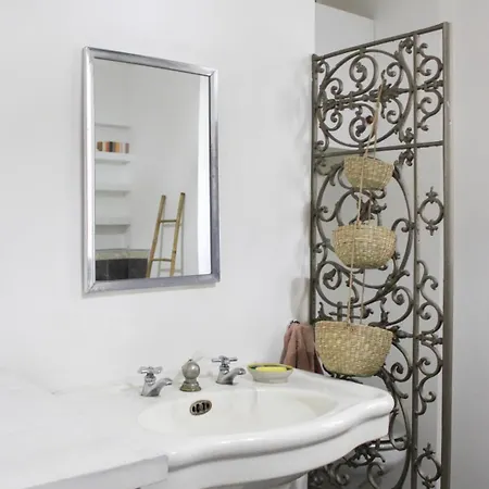 Appartement Charming Parisian Just Steps From Montmartre Parijs