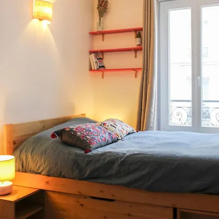 Charming Parisian Just Steps From Montmartre Appartement Parijs